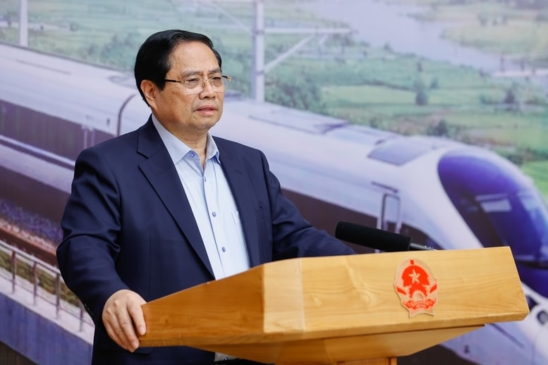 Thủ tướng Phạm Minh Chính chỉ rõ vai trò của đường sắt trong phát triển kinh tế - xã hội, đảm bảo an ninh, quốc phòng - Ảnh: VGP/Nhật Bắc