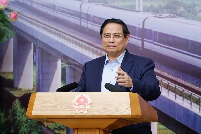 Thủ tướng biểu dương tinh thần trách nhiệm, sự vào cuộc quyết liệt của Bộ Xây dựng, các bộ, ngành và địa phương, các đơn vị thường trực, chủ đầu tư, các tư vấn đã làm việc xuyên ngày nghỉ, ngày lễ để tập trung triển khai các dự án trọng điểm ngành đường sắt - Ảnh: VGP/Nhật Bắc
