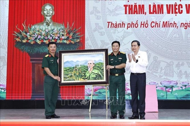 Ủy viên Bộ Chính trị, Chủ tịch Quốc hội Trần Thanh Mẫn tặng quà Sư đoàn 9, Quân đoàn 34 - Ảnh: TTXVN