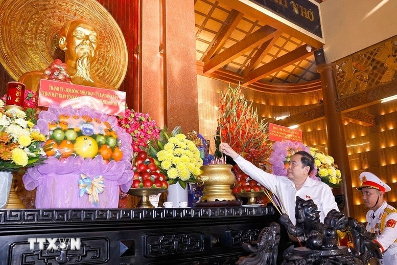 Chủ tịch Quốc hội Trần Thanh Mẫn dâng hương tại Đền Tưởng niệm Liệt sĩ Bến Dược - Ảnh: TTXVN