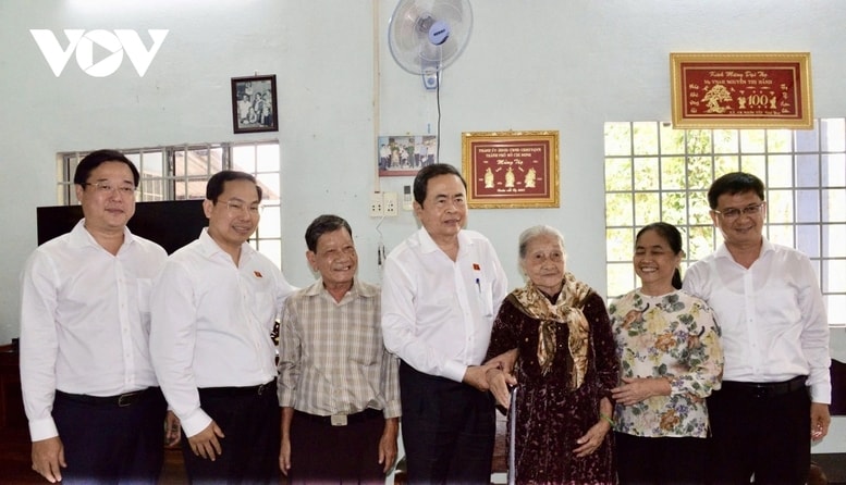 Chủ tịch Quốc hội Trần Thanh Mẫn tới thăm Mẹ Việt Nam Anh hùng Nguyễn Thị Hãnh - Ảnh: VOV
