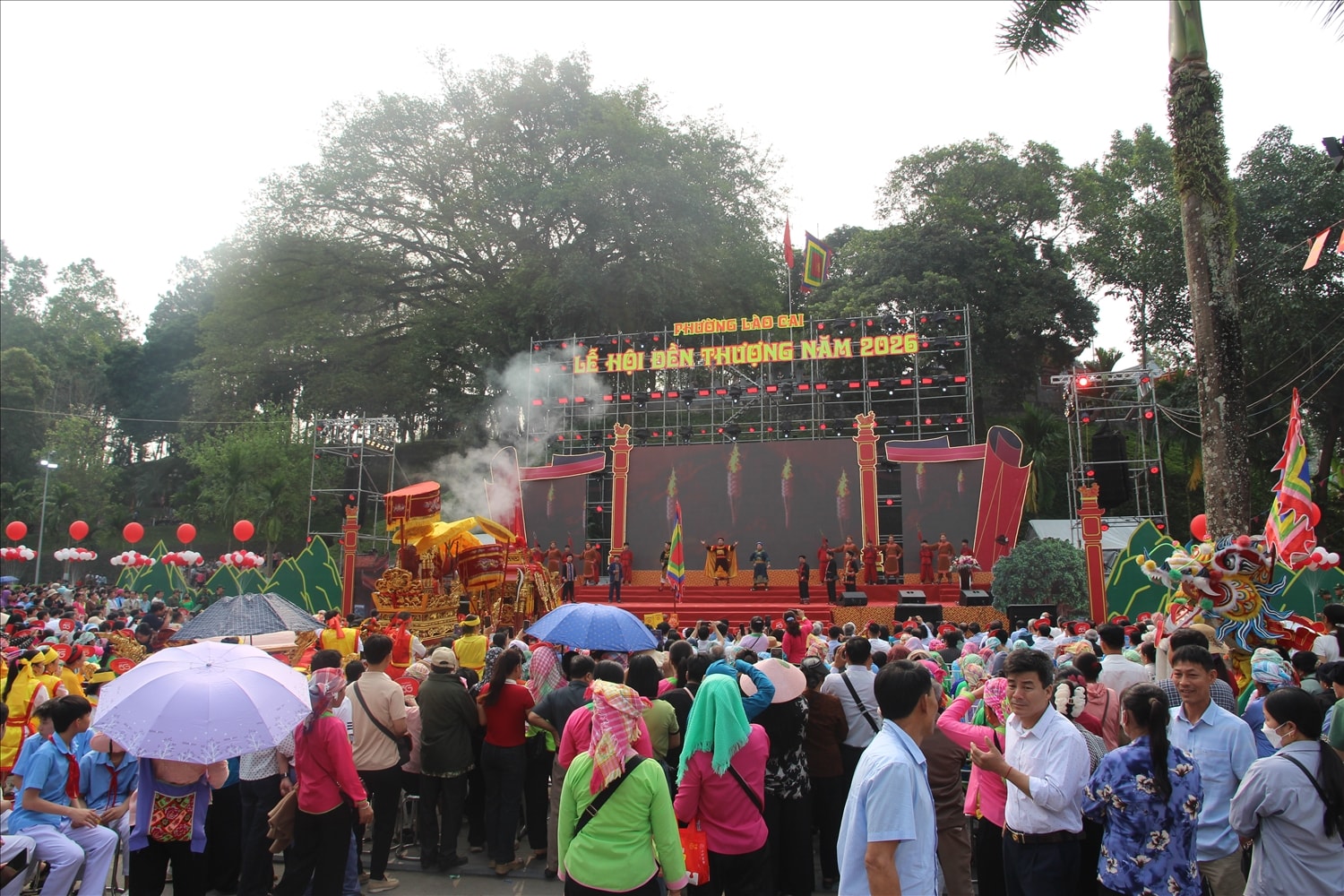 Hàng nghìn du khách trong và ngoài tỉnh về dự Lễ hội đền Thượng (Ảnh Trọng Bảo)