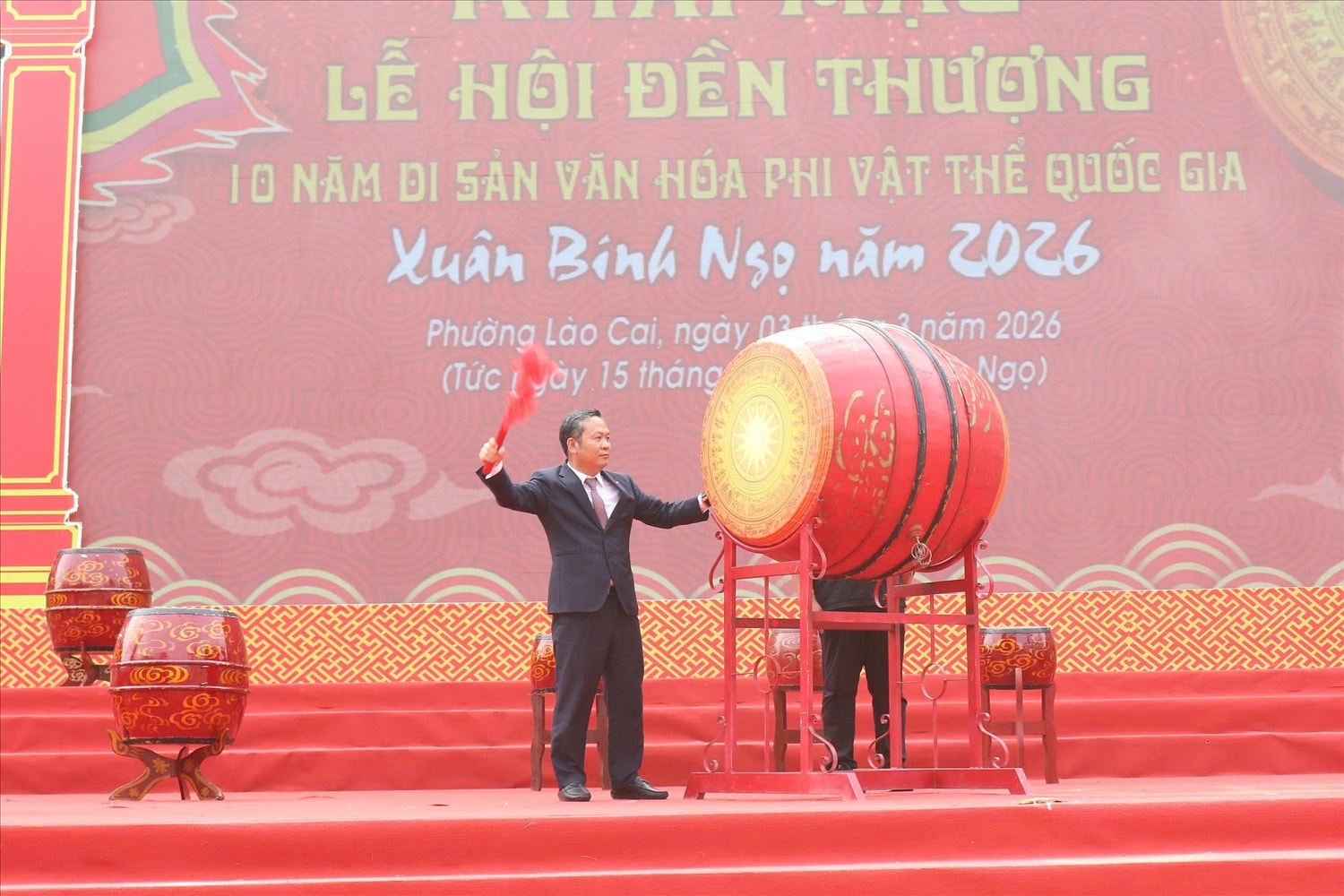Đánh trống khai hội (Ảnh Trọng Bảo)