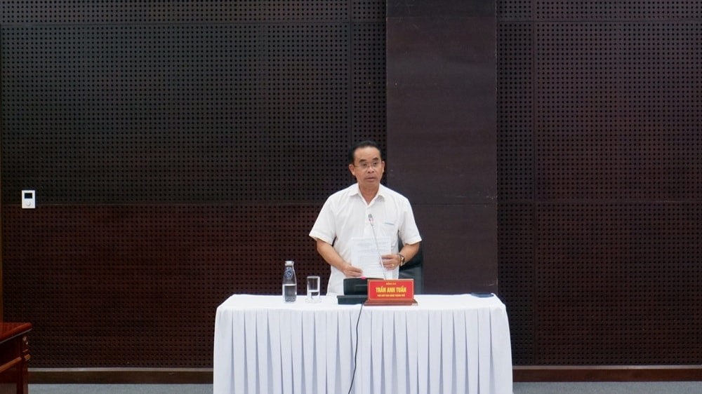 Phó Chủ tịch UBND TP Đà Nẵng Trần Anh Tuấn yêu cầu đẩy nhanh tiến độ thi công 6 dự án trường liên cấp ở các xã biên giới. (Ảnh Nguyệt Ánh)