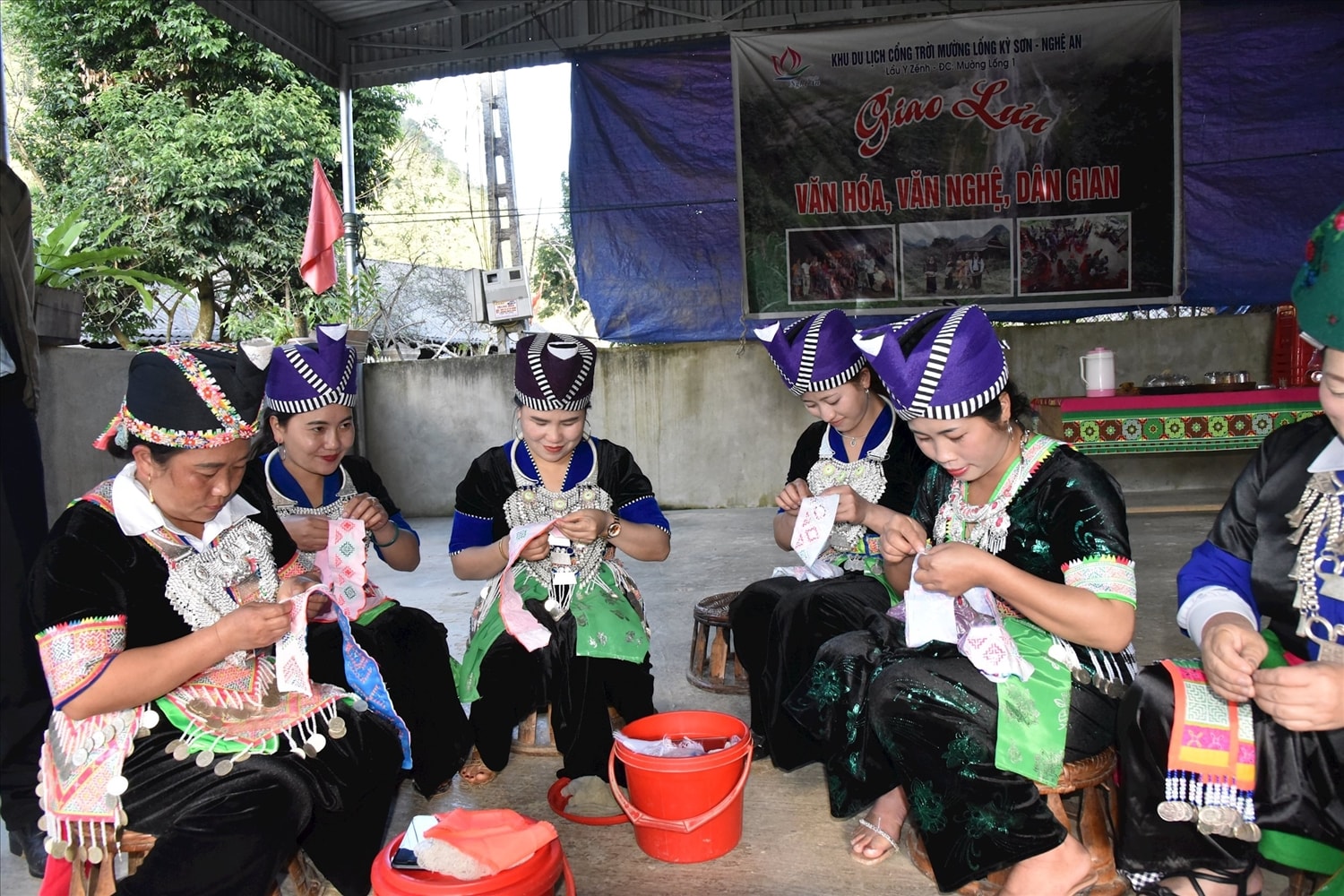 Làng nghề thêu ren Mường Lống góp phần làm phong phú các dịch vụ du lịch cộng đồng của địa phương - Ảnh: H.T