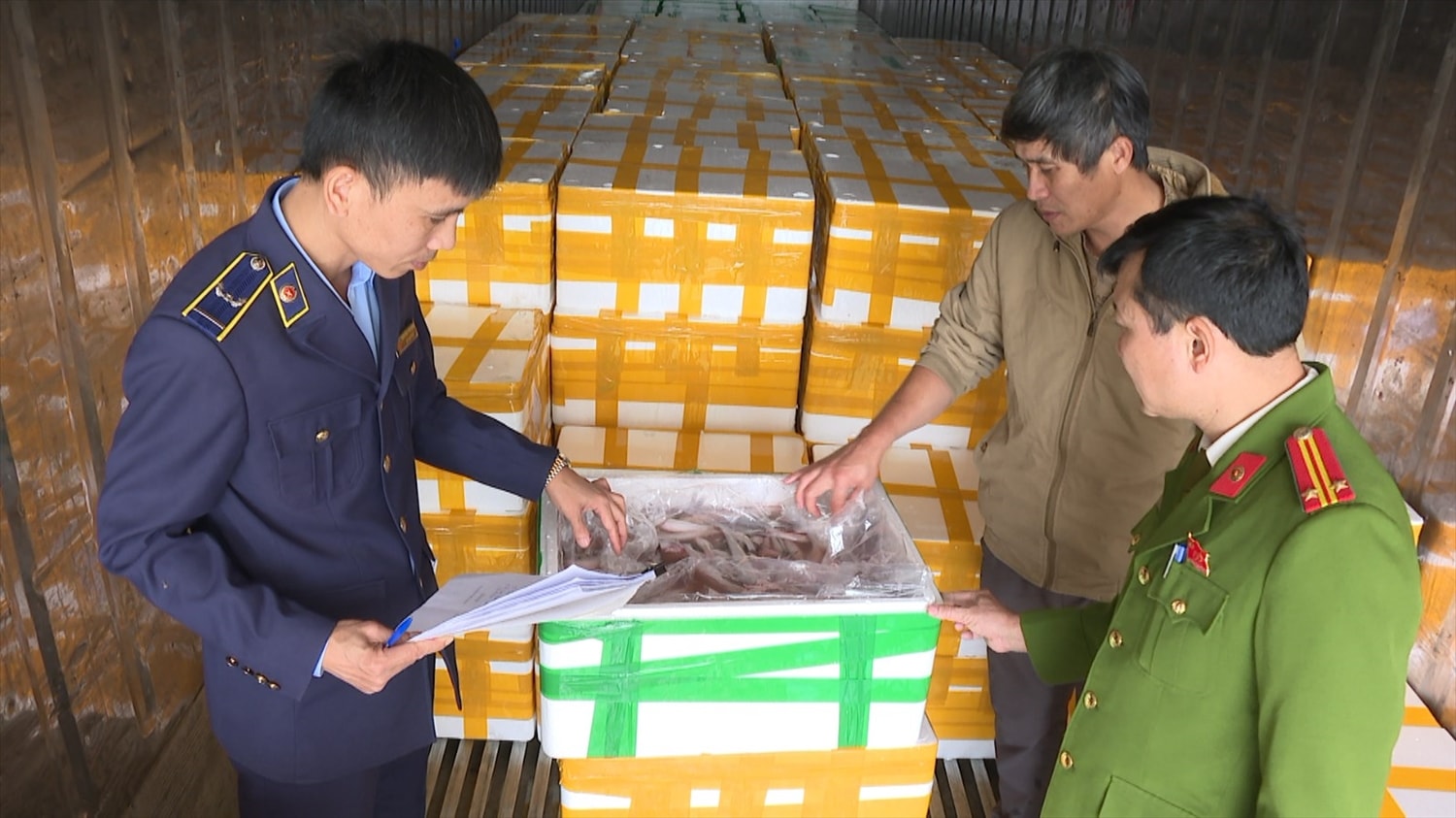 Lực lượng Công an thu giữ số cá khoai ướp Formol
