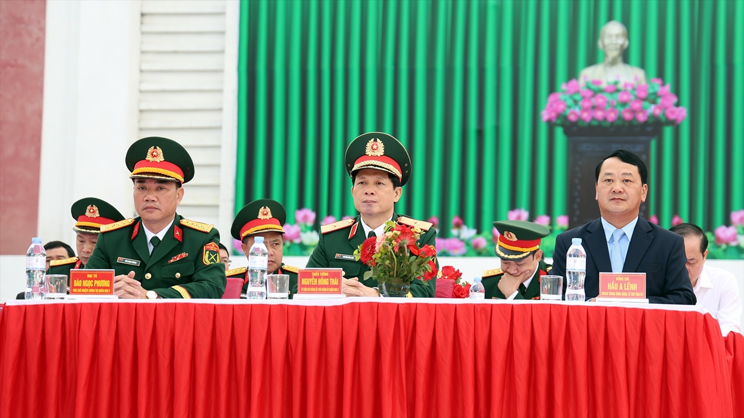 Bí thư Tỉnh ủy Hầu A Lềnh, Thiếu tướng Nguyễn Hồng Thái và các đại biểu dự Lễ giao nhận quân