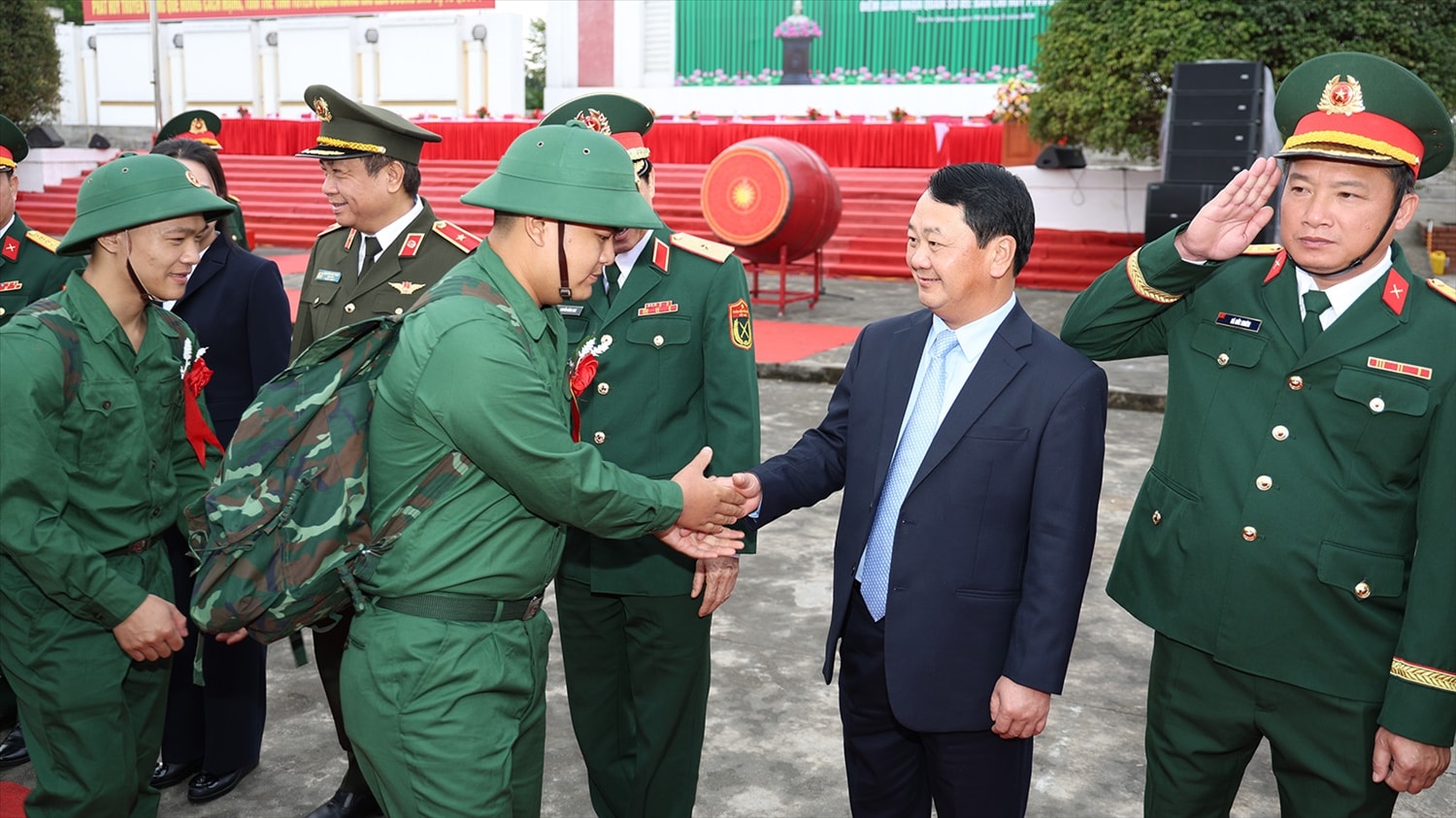 Bí thư Tỉnh ủy Tuyên Quang Hầu A Lềnh thăm hỏi, động viên các tân binh trước khi lên đường nhập ngũ