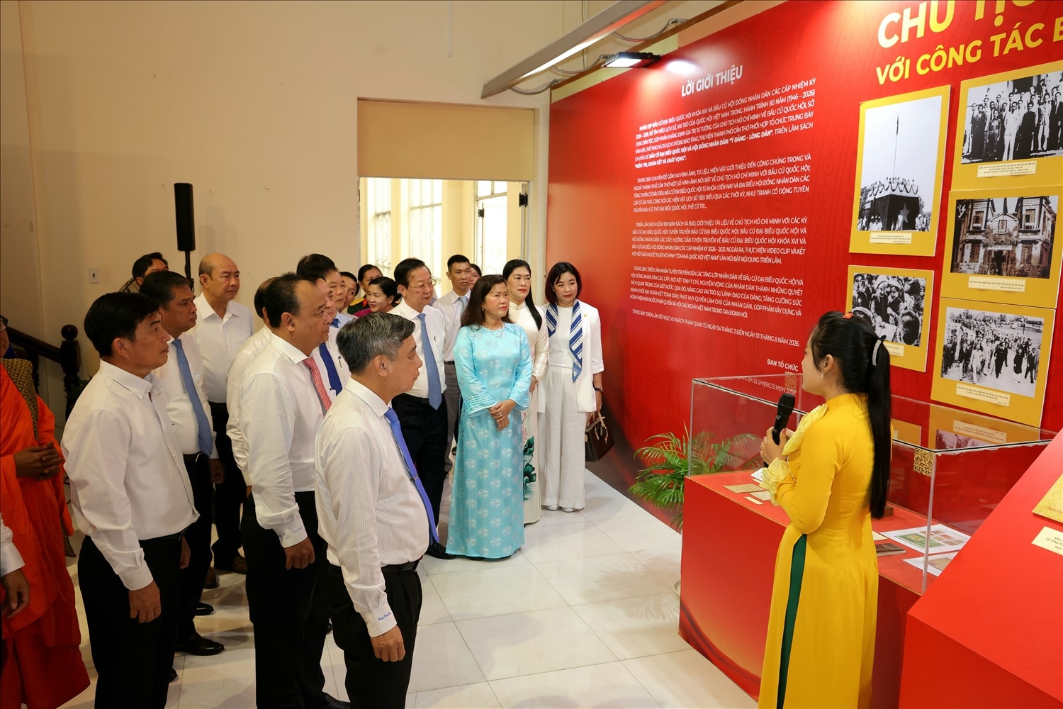Lãnh đạo TP. Cần Thơ và các đại biểu tham quan không gian trưng bày. (Ảnh: Trung Phạm)