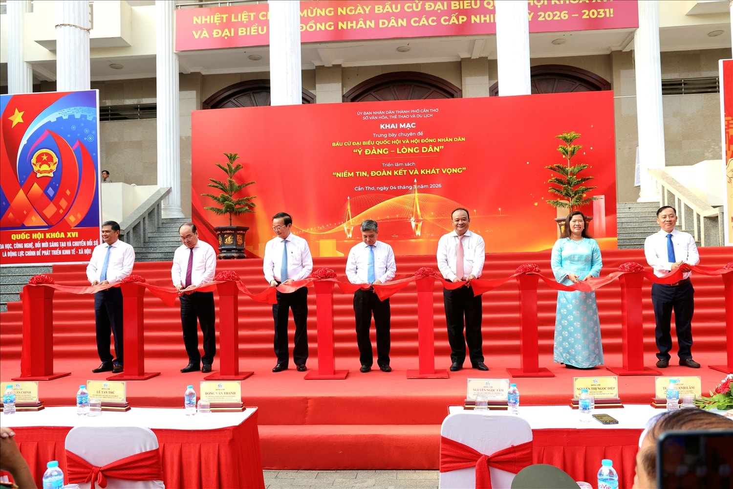 Đại biểu cắt băng khai mạc trưng bày chuyên đề và triển lãm sách. (Ảnh: Trung Phạm)