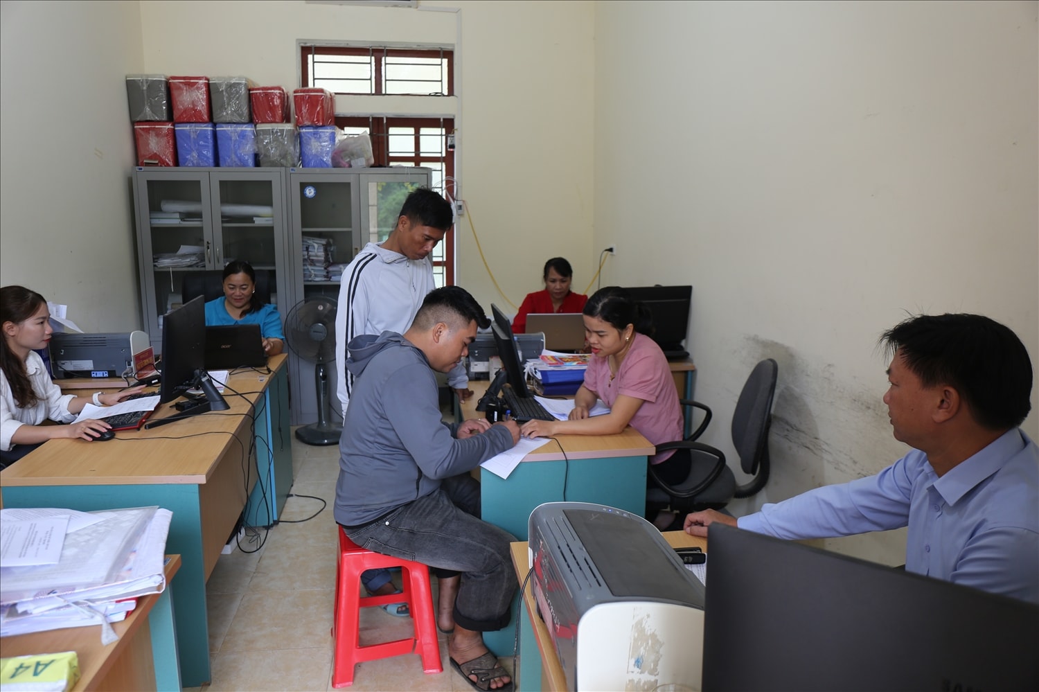 Người dân đến giải quyết các thủ tục hành chính tại xã Lượng Minh - Ảnh: T.H
