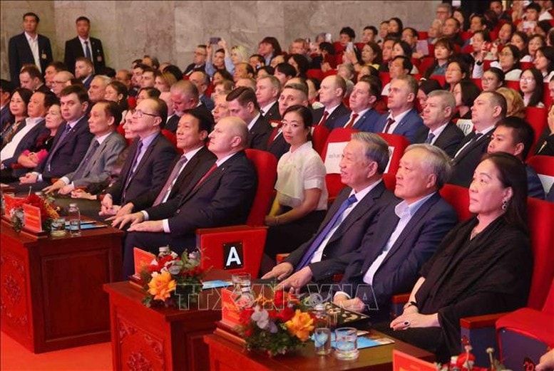 Tổng Bí thư Tô Lâm cùng các đại biểu dự Chương trình giao lưu nghệ thuật 