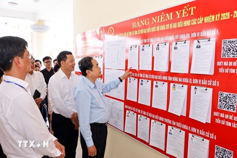 Chủ tịch Quốc hội Trần Thanh Mẫn và Đoàn công tác ghi nhận, đánh giá cao Ủy ban bầu cử tỉnh đã chủ động, nghiêm túc, kịp thời triển khai công tác chuẩn bị bầu cử - Ảnh: TTXVN