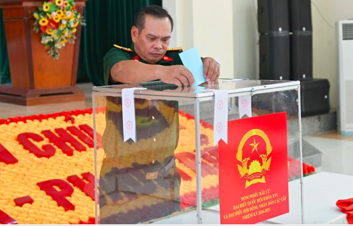 Cử tri bỏ lá phiếu bầu cử đầu tiên của tỉnh Khánh Hòa. (Ảnh: V.T)