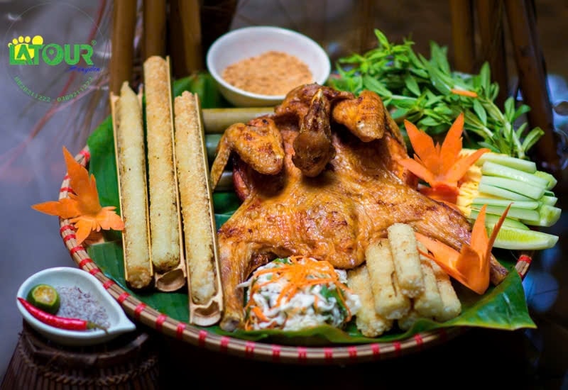 Gà nướng, cơm lam tại quán Dakbla Măng Đen (ảnh ST)