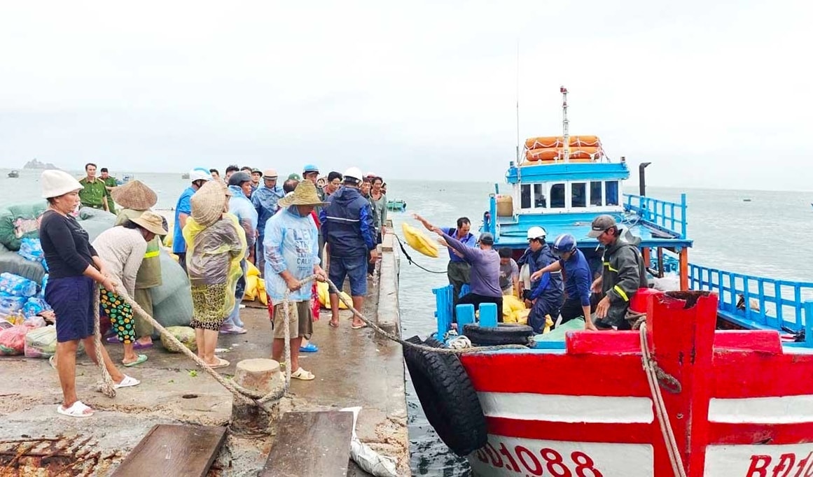 Phương tiện nối Nhơn Châu với đất liền là những chuyến đò khách. (Ảnh: H.Hưng)