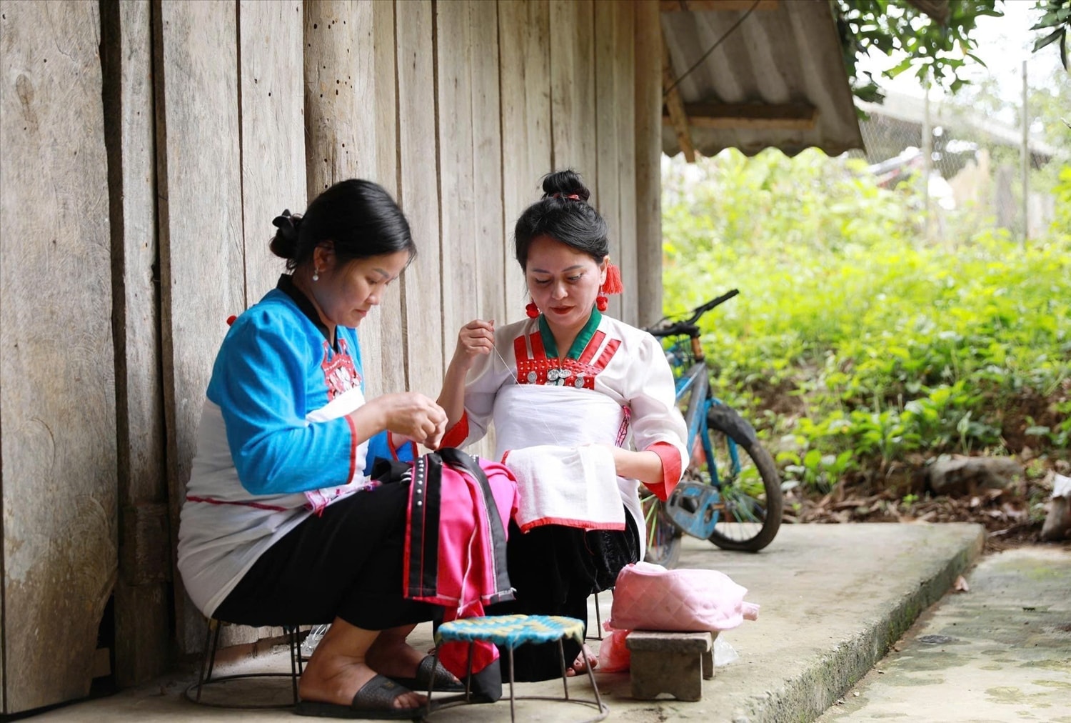 Phụ nữ dân tộc Mảng giữ nghề thêu để làm lên trang phục truyền thống (Ảnh Trọng Bảo)
