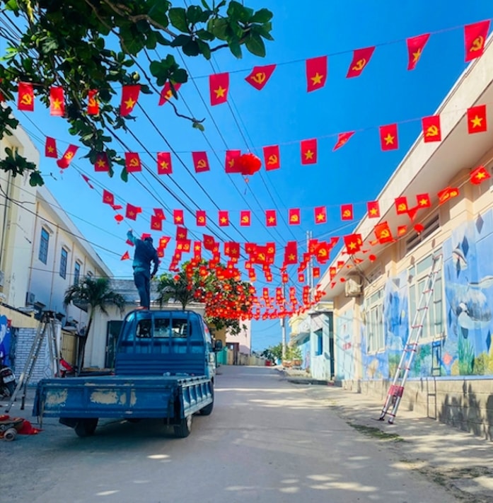 Cờ phướn rợp trời trên khắp các tuyến đường xã đảo Nhơn Châu. (Ảnh: D.Hưng)