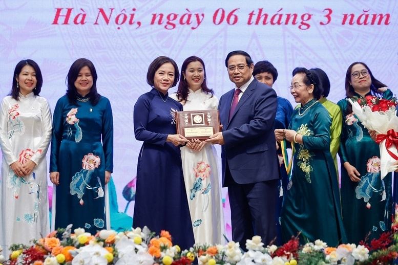Thủ tướng trao Giải thưởng Kovalevskaia năm 2025 cho cá nhân GS.TS. Trần Thị Việt Nga, Viện trưởng Viện Công nghệ cao Việt Nhật, Giảng viên cao cấp Khoa Kỹ thuật môi trường, Trường Đại học Xây dựng Hà Nội - Ảnh: VGP/Nhật Bắc