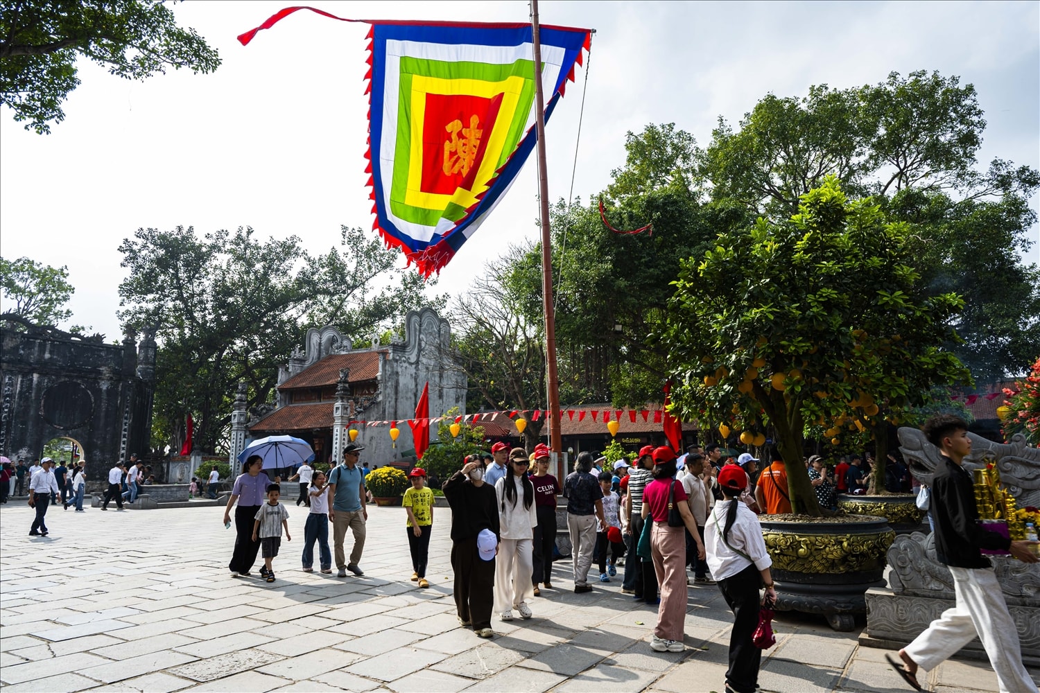 Du khách vãn cảnh chùa Côn Sơn, nơi gắn liền với cuộc đời và sự nghiệp của Đệ Tam Tổ Trúc Lâm Huyền Quang Tôn giả.