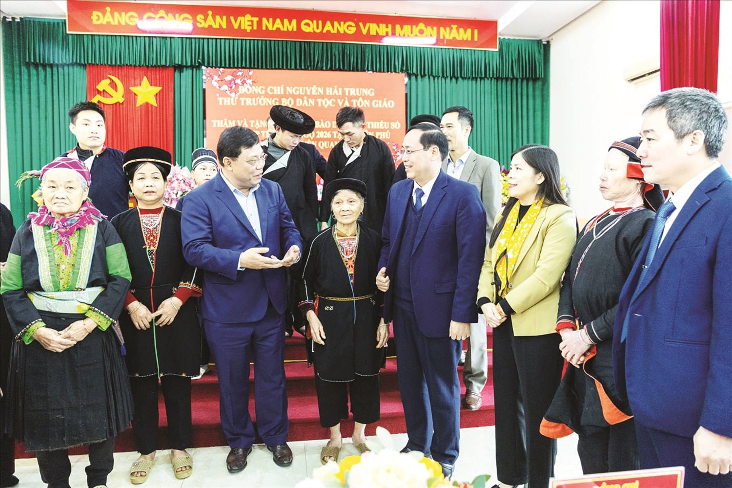 Thứ trưởng Bộ Dân tộc và Tôn giáo Nguyễn Hải Trung (người thứ 3 hàng trên từ trái sang) thăm và tặng quà Tết Nguyên đán Bính Ngọ 2026 cho Người có uy tín và hộ gia đình đồng bào DTTS nghèo tại xã Yên Phú, tỉnh Tuyên Quang