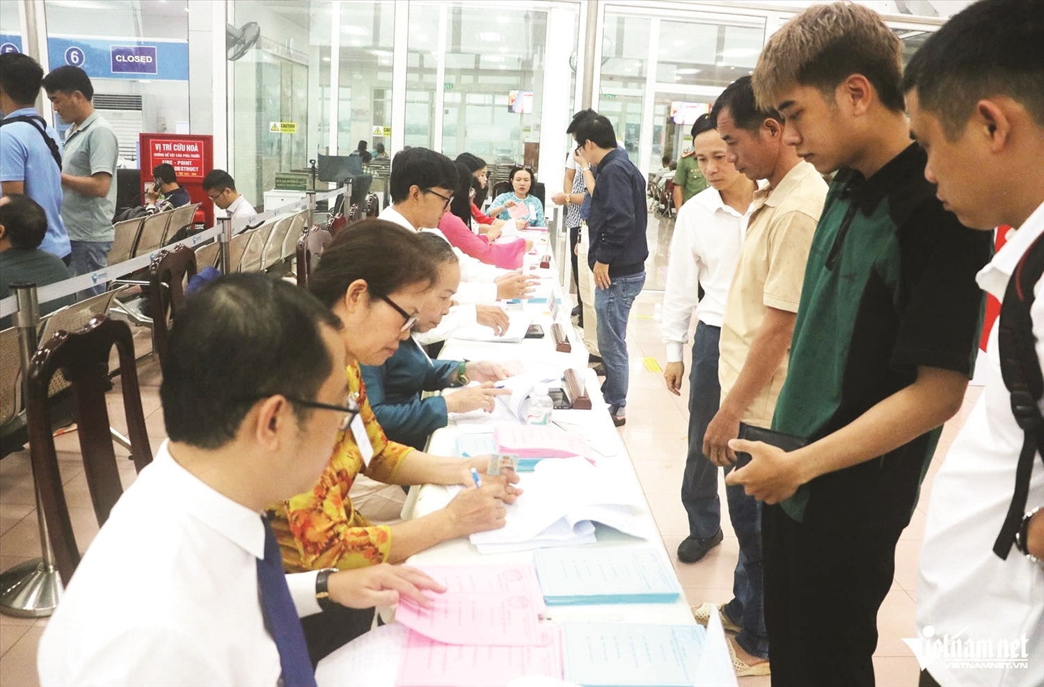 Ủy ban Bầu cử phường Tam Thắng, TP. Hồ Chí Minh hỗ trợ cử tri nhận phiếu bầu ngày 26/2/2026