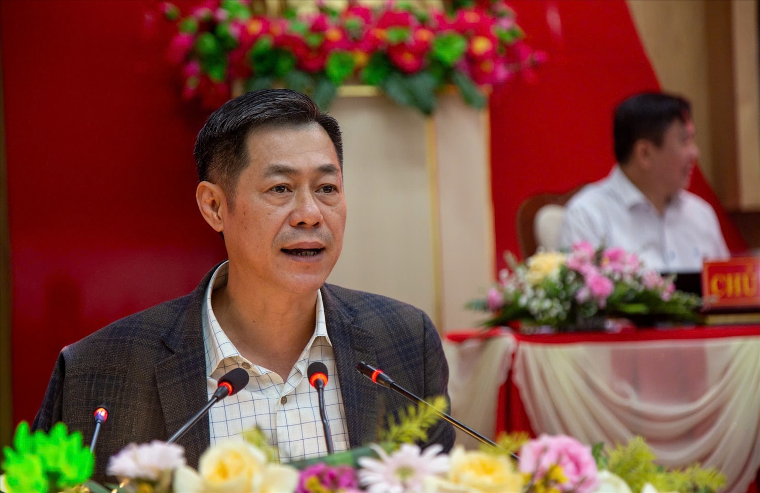 Ông Nguyễn Hoàng Giang, Tỉnh ủy viên, Giám đốc Sở Dân tộc và Tôn giáo tỉnh Đắk Lắk trình bày chương trình hành động tại hội nghị