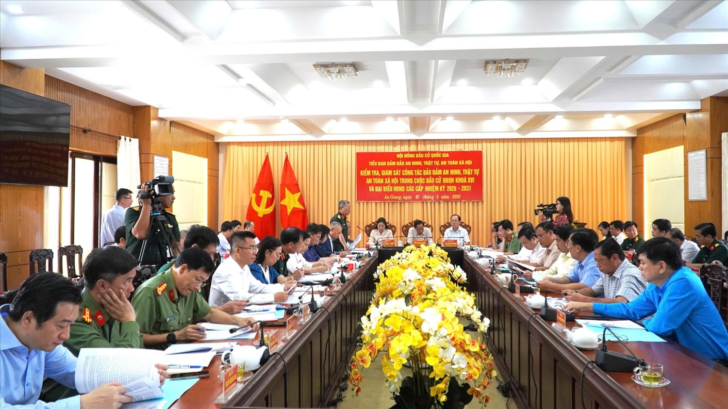 Phó Chủ tịch Quốc hội, Thượng tướng Trần Quang Phương kiểm tra công tác bầu cử tại An Giang