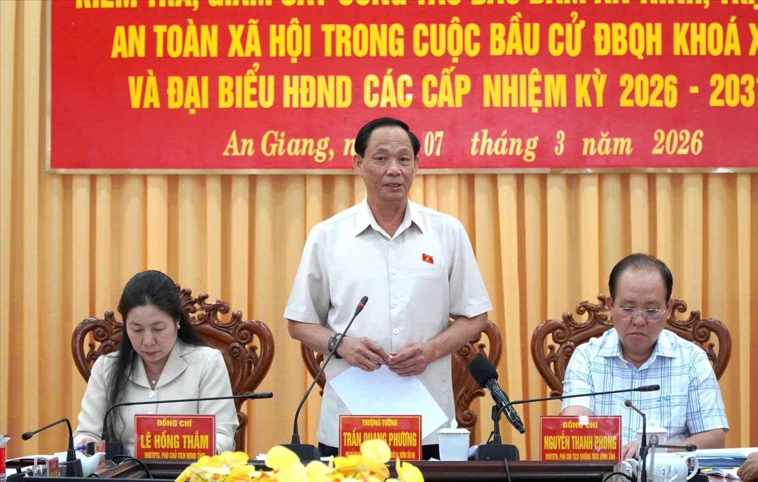 Phó Chủ tịch Quốc hội, Thượng tướng Trần Quang Phương phát biểu chỉ đạo.