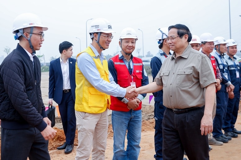 Thủ tướng kiểm tra tình hình triển khai các hạng mục như nhà ga VIP, đài kiểm soát không lưu, xây dựng khu tái định cư - Ảnh: VGP/Nhật Bắc