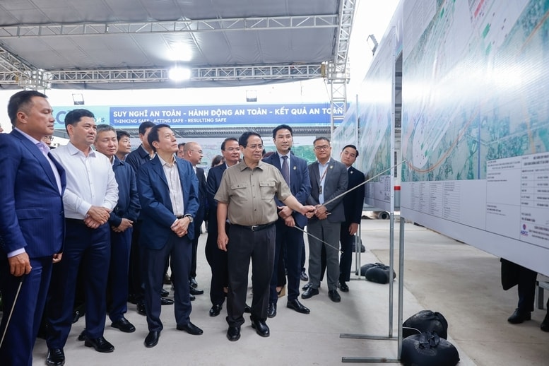 Thủ tướng nghe báo cáo về thi công dự án Cảng hàng không quốc tế Gia Bình (nhà ga VIP) - Ảnh: VGP/Nhật Bắc