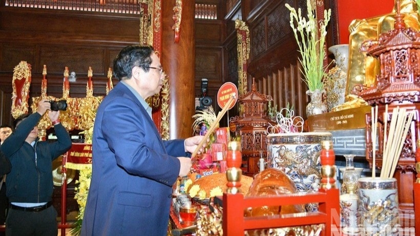 Thủ tướng Chính phủ Phạm Minh Chính thành kính dâng hương tưởng nhớ Chủ tịch Hồ Chí Minh. (Ảnh: THANH GIANG)