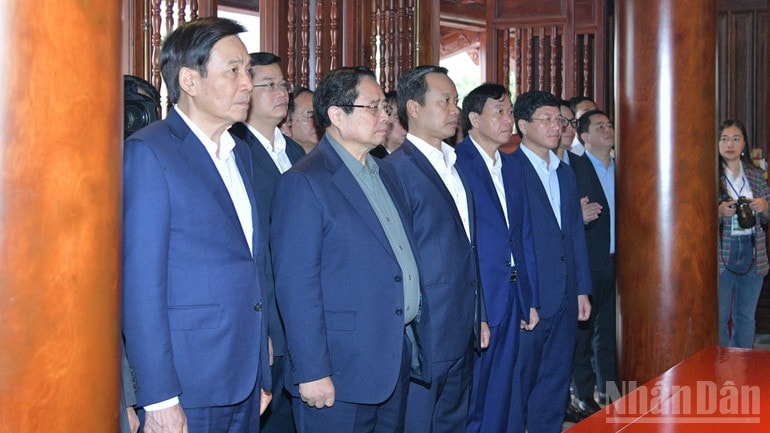 Thủ tướng Phạm Minh Chính và Đoàn công tác thành kính tưởng nhớ Chủ tịch Hồ Chí Minh. (Ảnh: THANH GIANG)