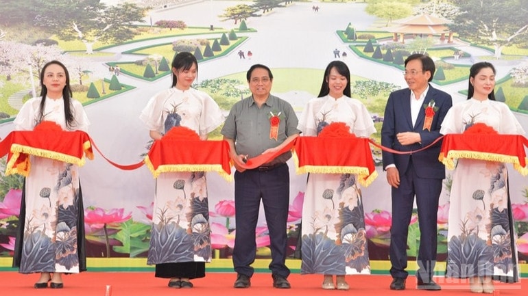 Thủ tướng Phạm Minh Chính thực hiện nghi thức cắt băng khánh thành công trình. (Ảnh: THANH GIANG)