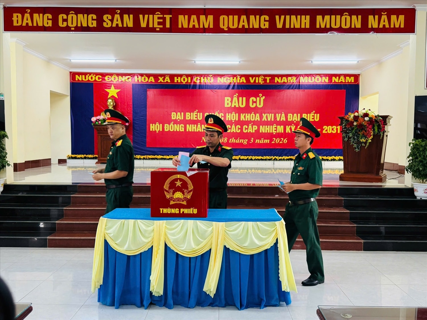 Cán bộ, chiến sĩ lực lượng vũ trang tỉnh An Giang bỏ phiếu bầu cử,  thực hiện quyền công dân