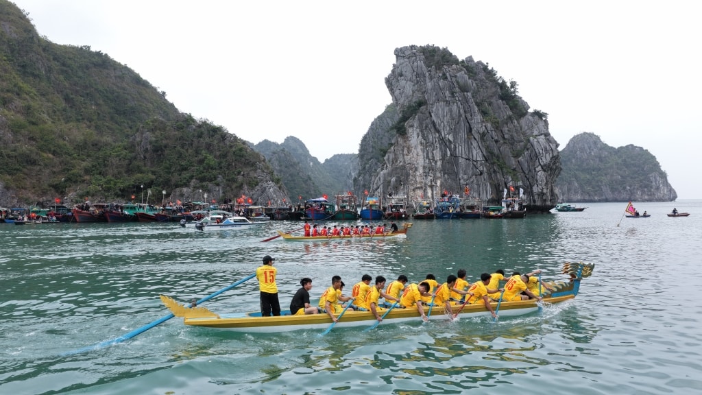 Các đội thi tham gia đua thuyền truyền thống trên khu vực đảo Đầu Bê