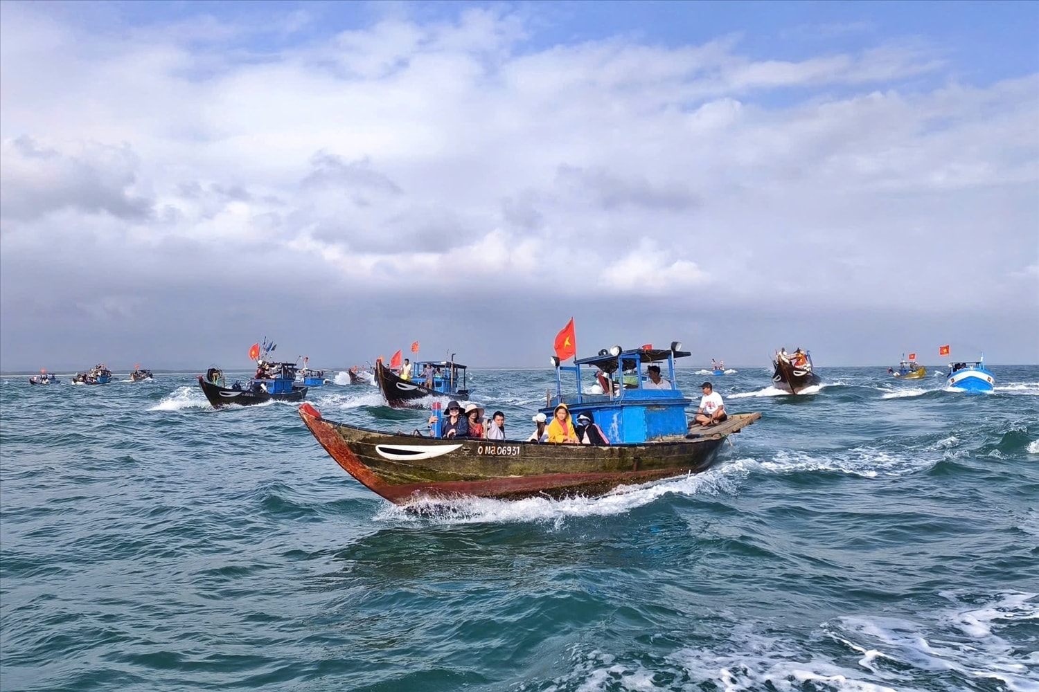 Ngư dân vươn khơi với niềm tin một năm mới thuyền đầy tôm cá. (Ảnh HĐ)
