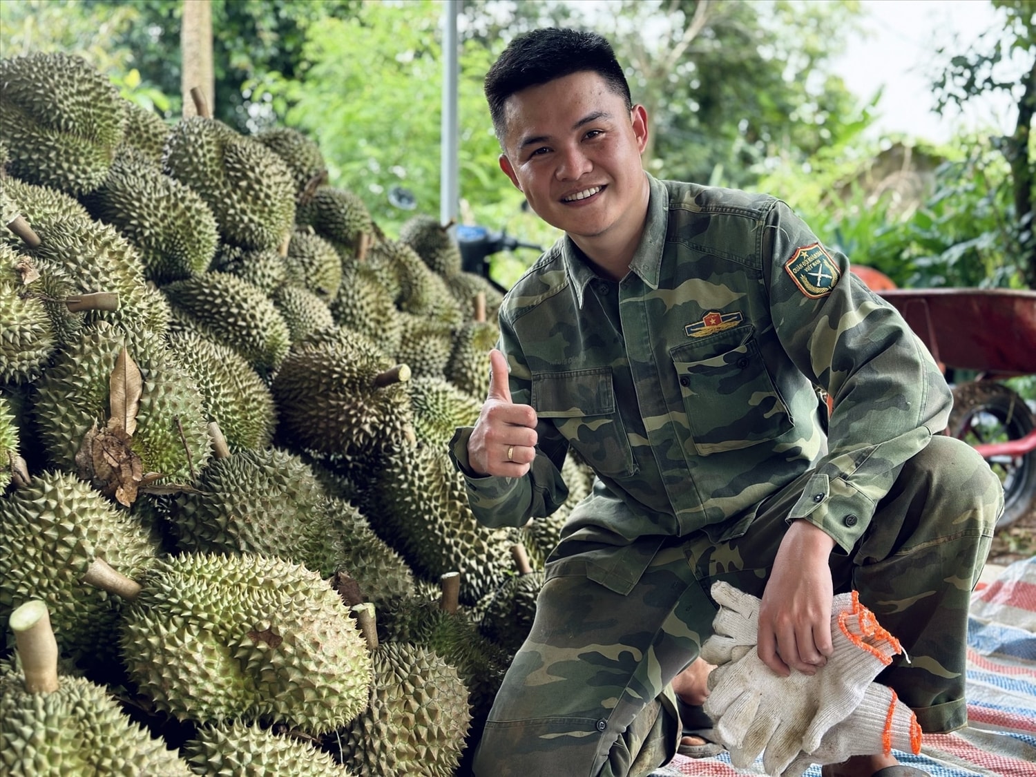 Nguyễn Công Lịch và nụ cười viên mãn với vụ mùa sầu riêng bội thu.