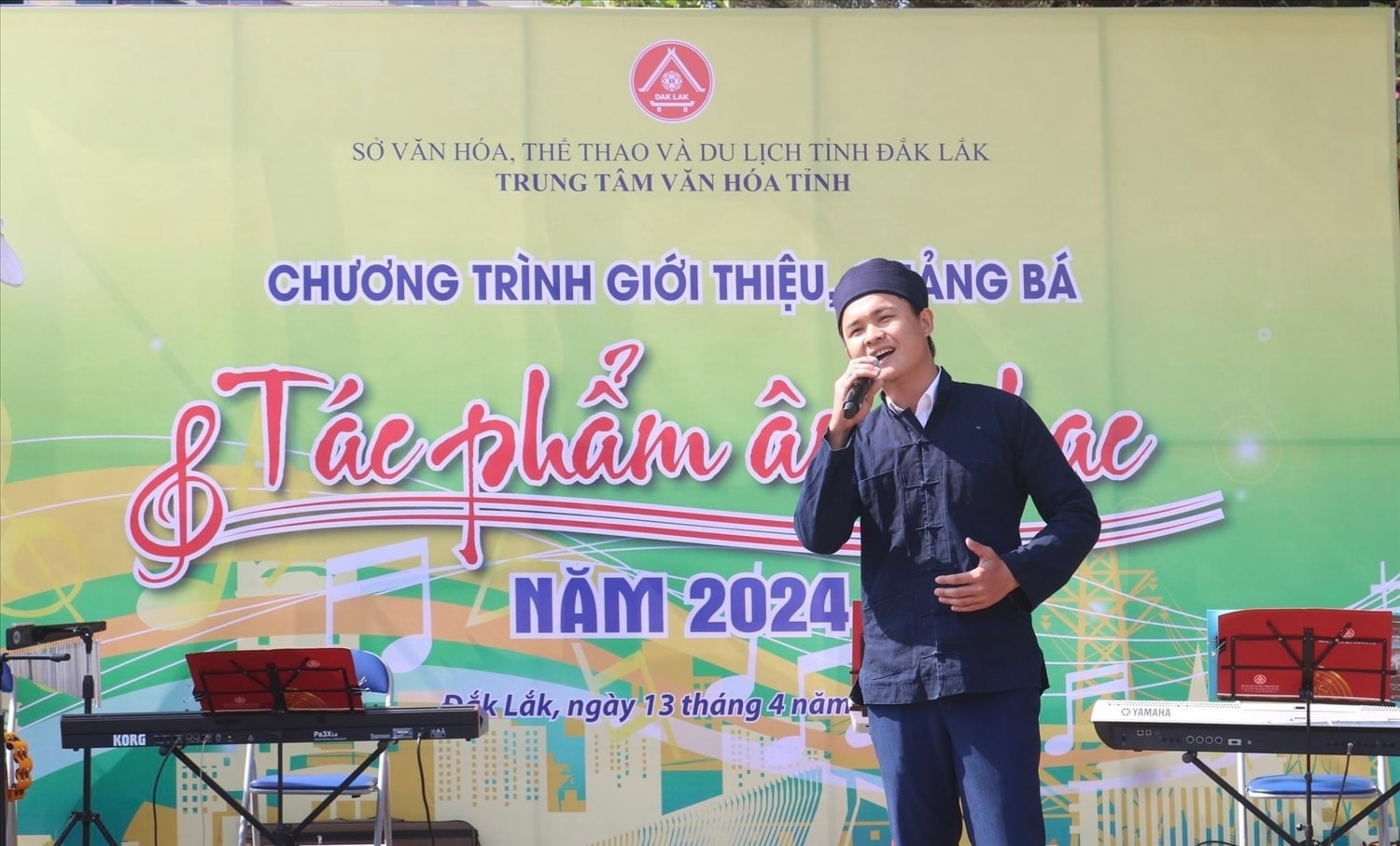 Nguyễn Công Lịch luôn “ẵm” giải  các cuộc thi từ âm nhạc dân tộc đến hội thi nhà nông đua tài. 