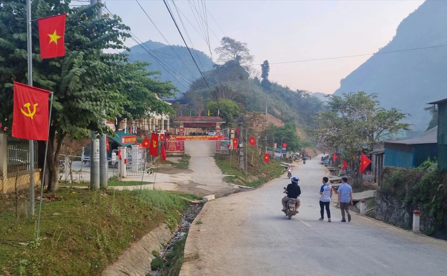 Không khí rộn ràng trước ngày Bầu cử tại xã Bắc Lý - Ảnh: T.H