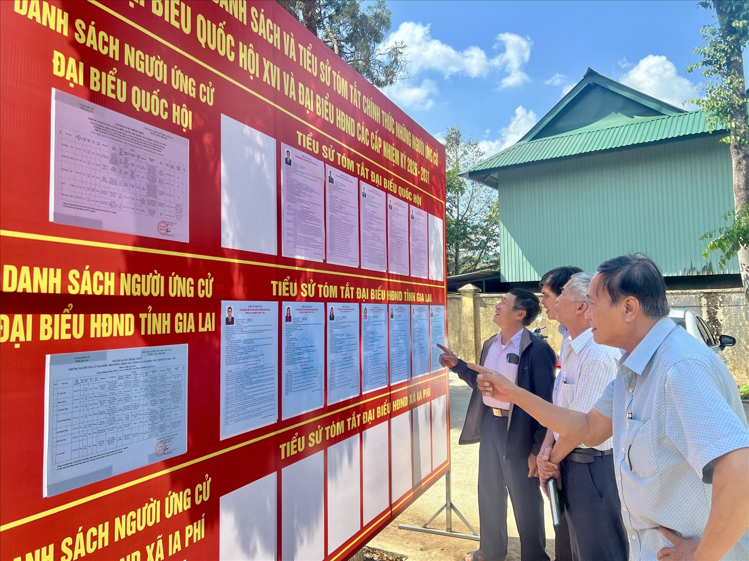 Cử tri xã Ia Phí tìm hiểu thông tin cơ bản về những người ứng cử vào đại biểu Quốc hội khóa XVI và đại biểu HĐND các cấp 