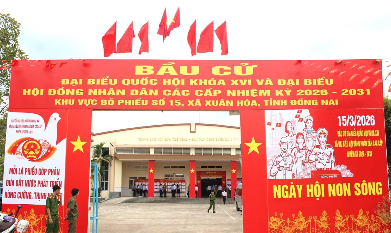 Khu vực bỏ phiếu số 15, xã Xuân Hòa, tỉnh Đồng Nai - nơi có đông đồng bào các tôn giáo được bài trí trang trọng, rực rỡ phục vụ cho Ngày hội non sông. (Ảnh: Hồ Thảo)