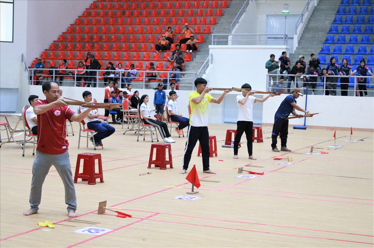 Các vận động viên thi đấu môn bắn nỏ. (Ảnh: Ngọc Chí)