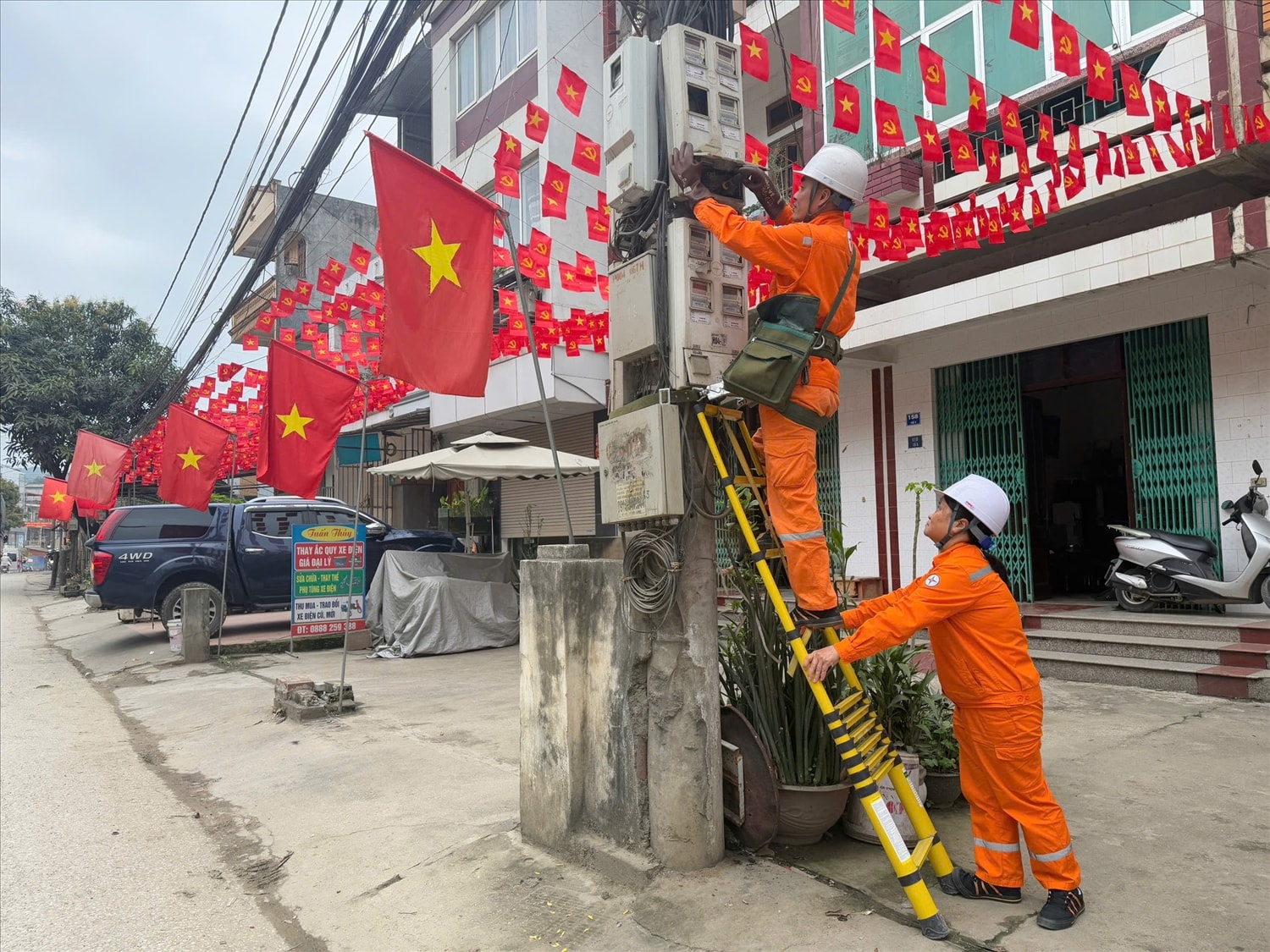 Nhân viên Đội QLĐLKV Bằng Giang - CTĐL Cao Bằng kiểm tra định kỳ, xử lý khiếm khuyết đảm bảo cấp điện phục vụ bầu cử
