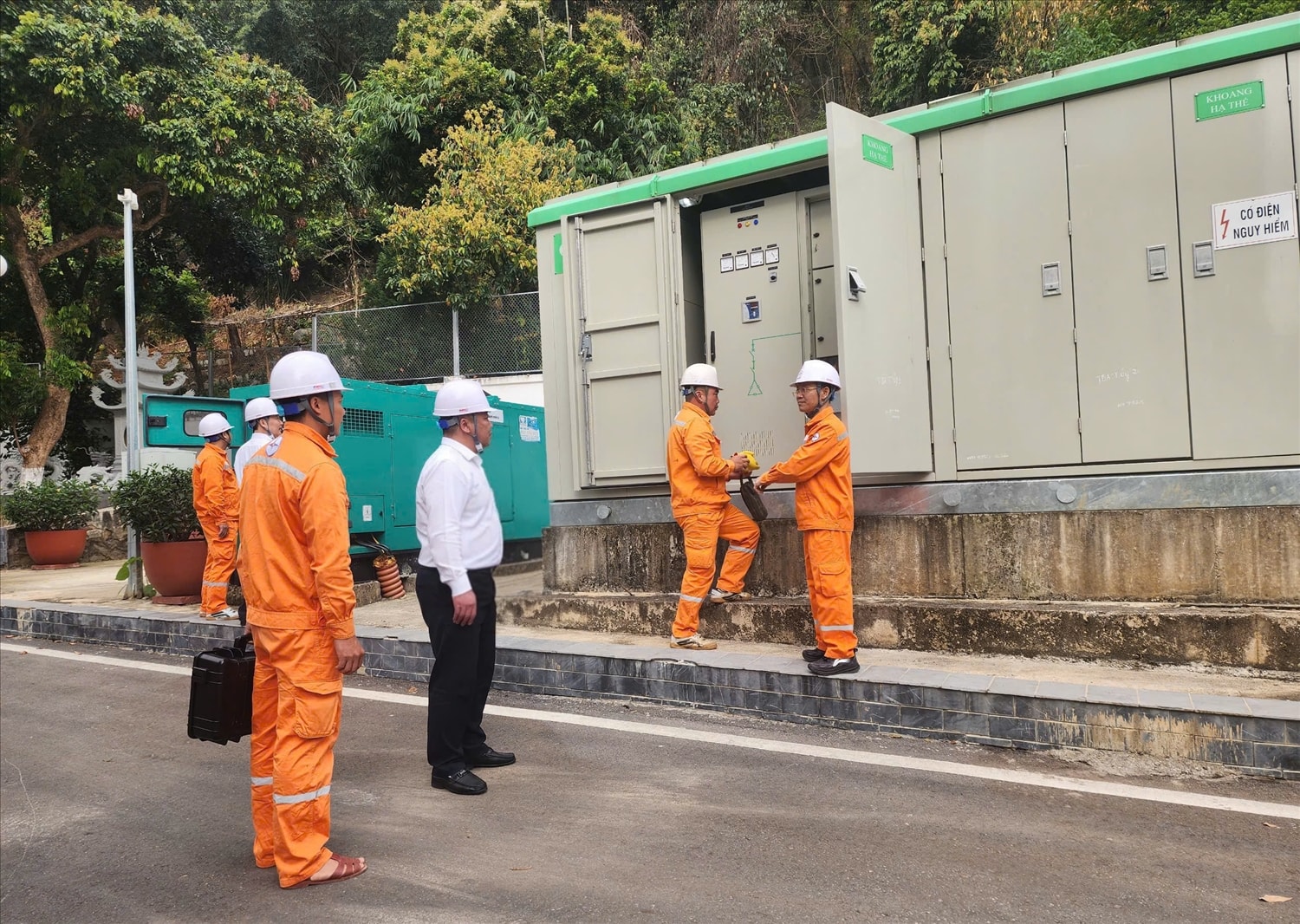Lãnh đạo Công ty Điện lực Sơn La kiểm tra tình hình đảm bảo cấp điện khu vực bầu cử tại Nhà văn hóa Tổ 3 Chiềng Lề, phường Tô Hiệu, tỉnh Sơn La