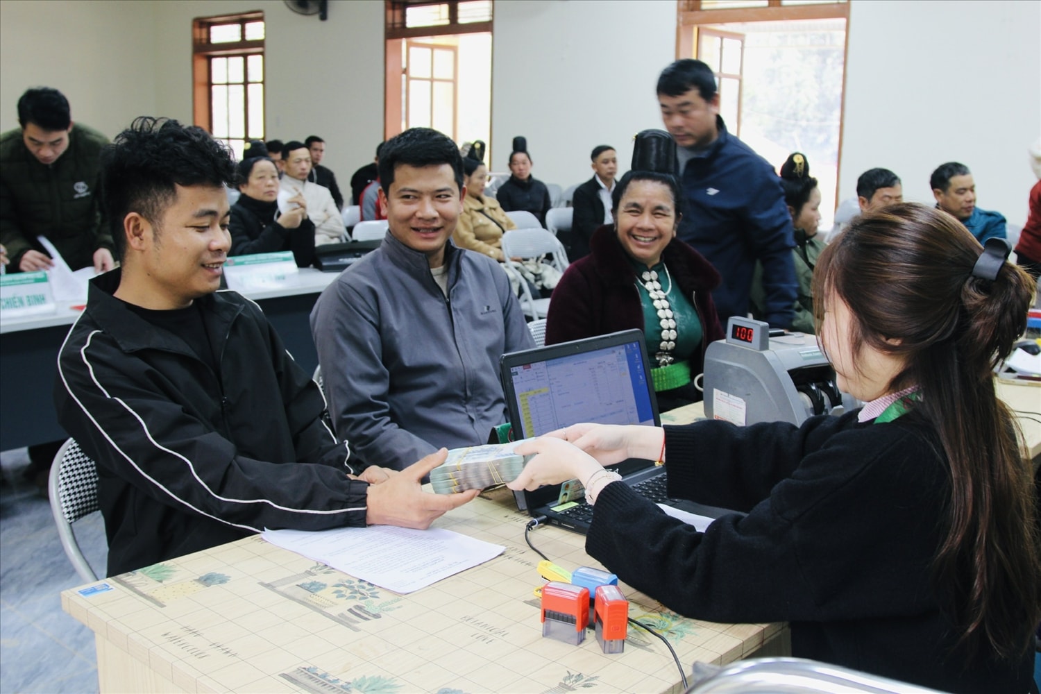 Gia đình anh Lò Văn Nọi ở bản Mầu Thái, xã Mường É, tỉnh Sơn La nvui mừng phấn khởi khi nhận nguồn vốn vay ưu đãi từ NHCSXH Thuận Châu để đầu tư mở rộng trồng và sản xuất chè