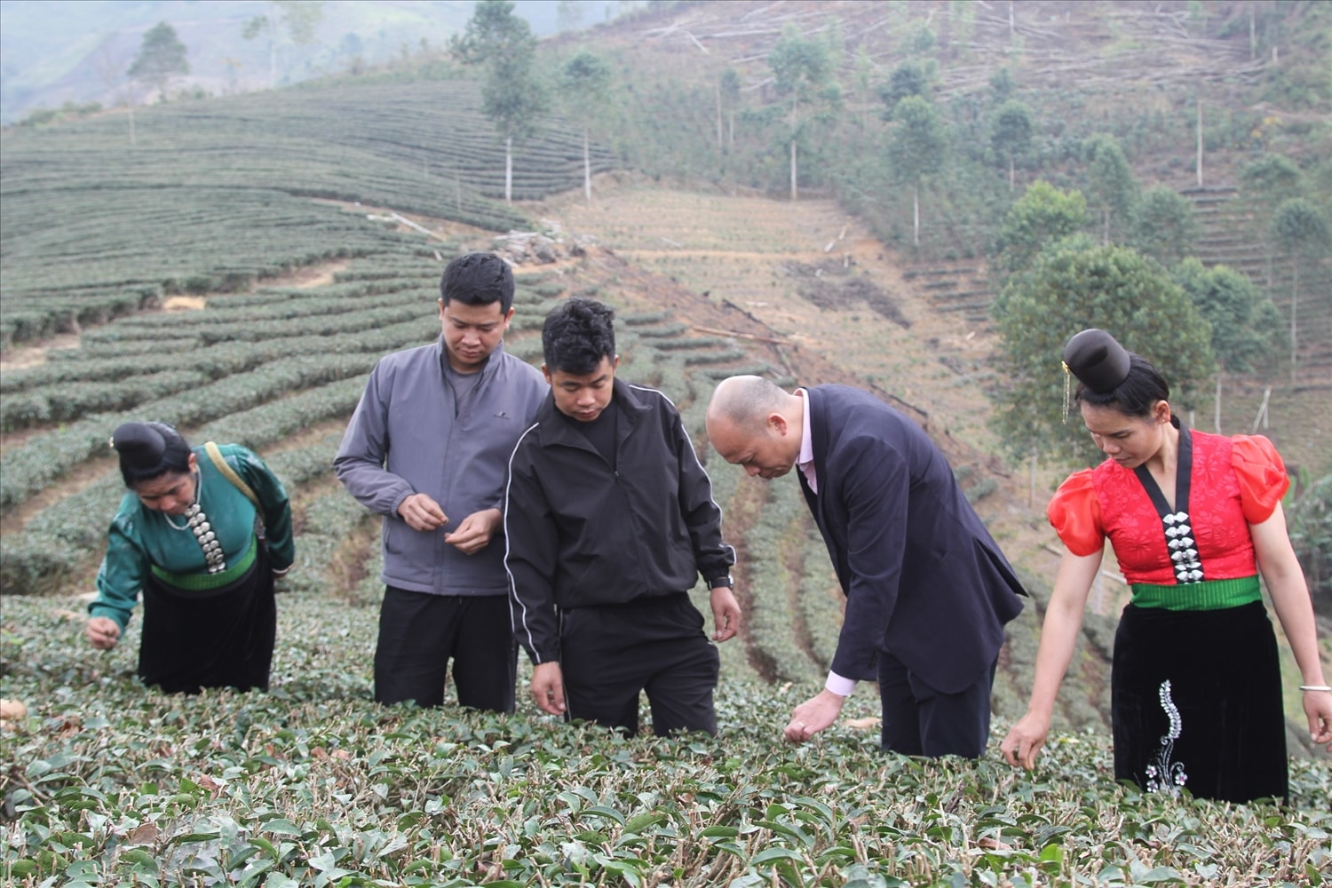 Giám đốc Phòng Giao dịch NHCSXH Thuận Châu (thứ 2 từ trái qua) kiểm tra sử dụng nguồn vốn vay của hộ vay trên địa bàn xã Mường É,  tỉnh Sơn La