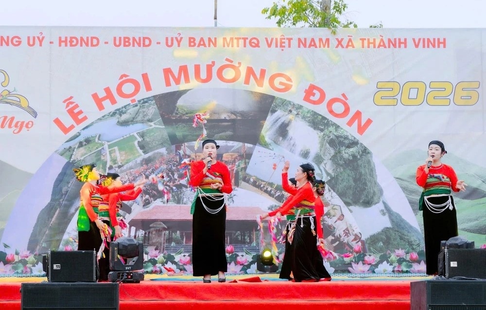Hoạt động văn nghệ trong Lễ hội Mường Đòn do người dân trong vùng biểu diễn