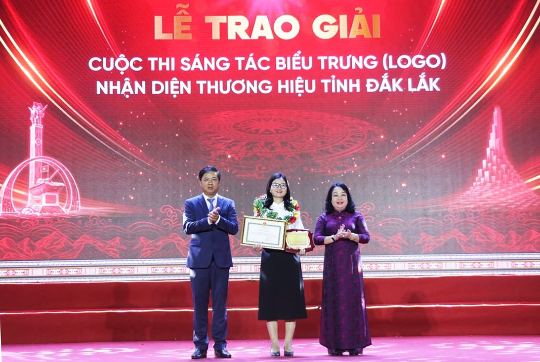 Bí thư Tỉnh ủy Đắk Lắk Lương Nguyễn Minh Triết và Phó Bí thư Thường trực Tỉnh ủy Cao Thị Hòa An trao giải nhất cho tác giải Hoàng Thị Thu Thảo