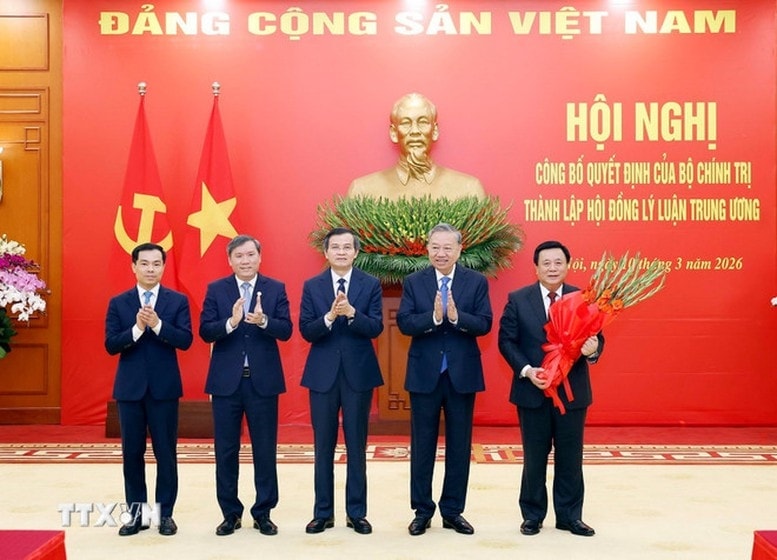 Tổng Bí thư Tô Lâm trao Quyết định của Bộ Chính trị thành lập Hội đồng Lý luận Trung ương nhiệm kỳ 2026-2031 - Ảnh: TTXVN